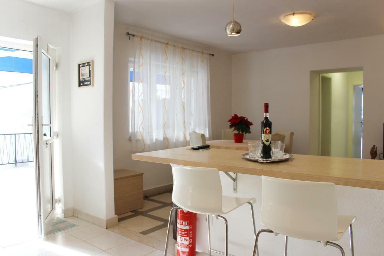 Apartment Pino Pucisca Buitenkant foto